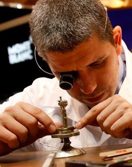 华特·沃尔顿-合川区浪琴维修服务中心制表师